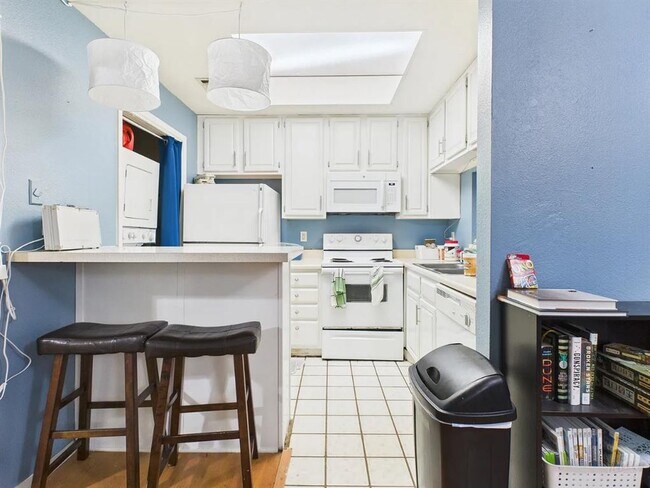 Building Photo - 806 W 24th St