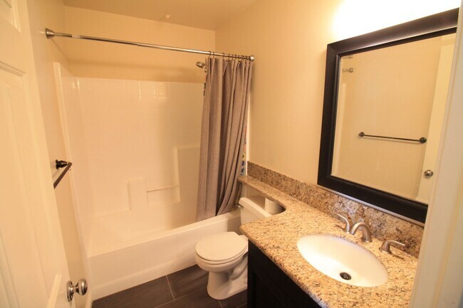 Building Photo - 2 bedroom end unit townhouse