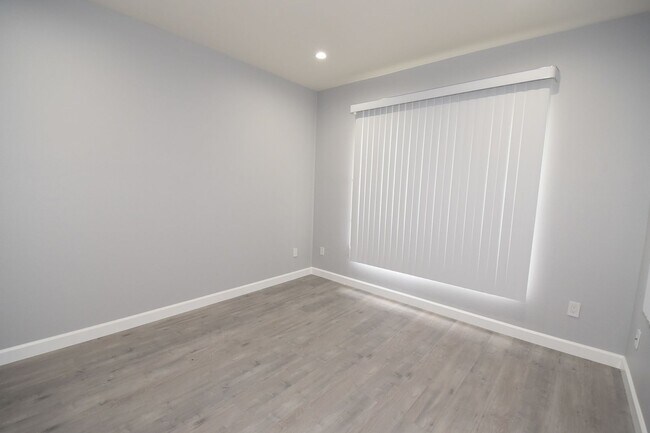 Building Photo - STUNNING AND MODERN 2 BED 2 BATH CONDO AT ...