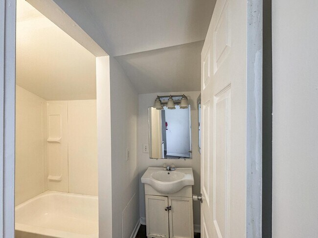 Building Photo - 14 N River St