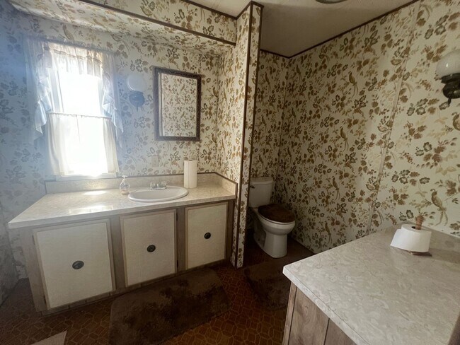 Building Photo - Three Bedroom Rental Home on Acreage! Pets Okay! Available Now!