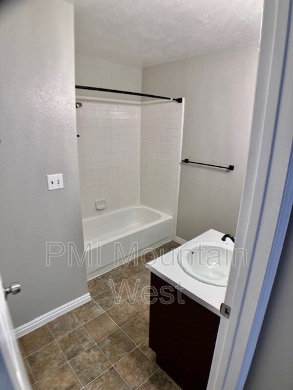 Building Photo - 567 N 200 E
