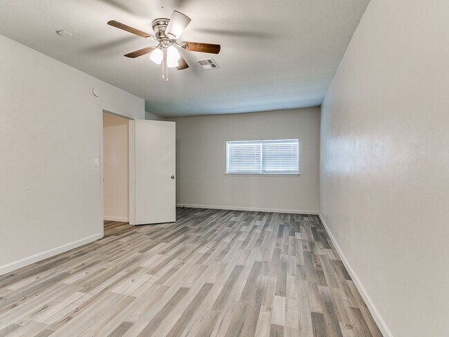 Building Photo - 4 Bedroom/2 Bath home with fenced yard.