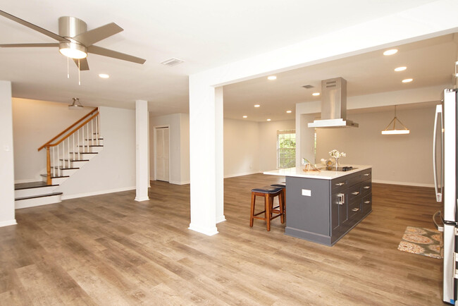 Building Photo - 596 L'Ombre Ct NE