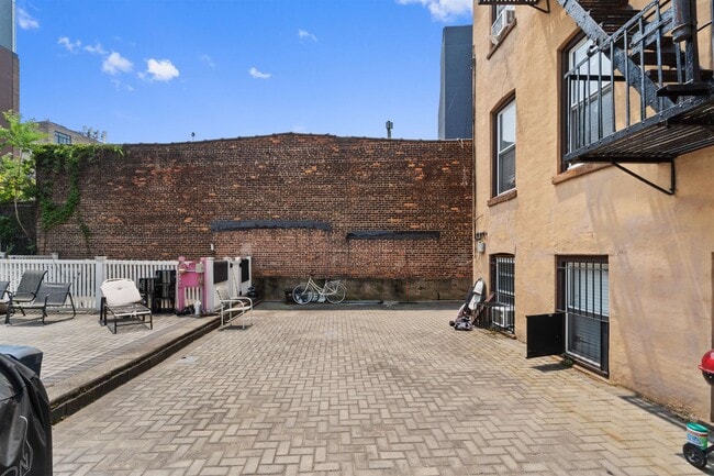 Building Photo - 14 Coles St