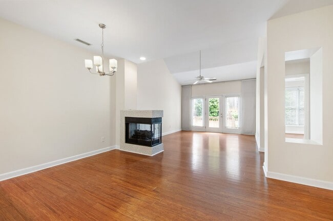 Building Photo - Lovely 3 bedroom townhome in fantastic Ral...