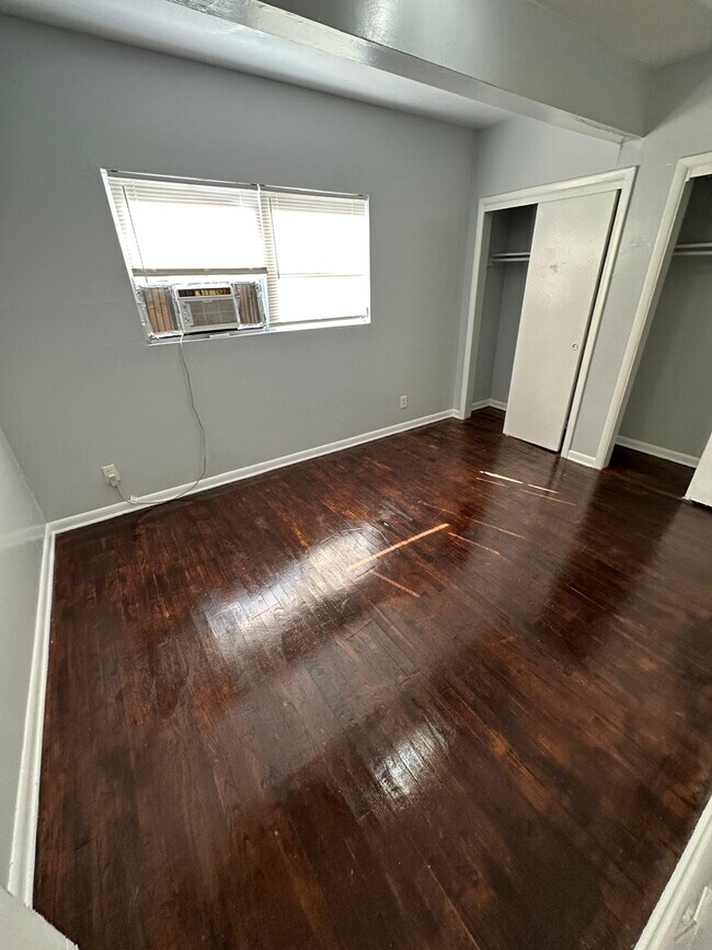 Building Photo - 1555 W 7th St
