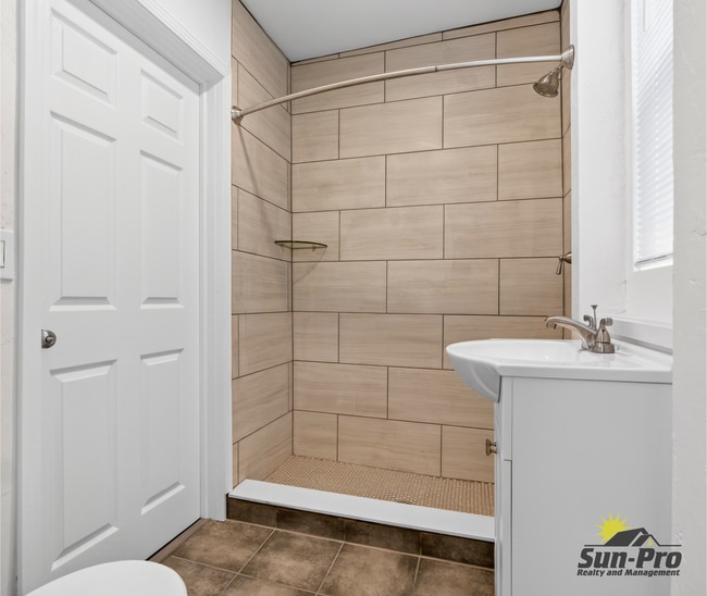 Building Photo - 213 Live Oak Ave