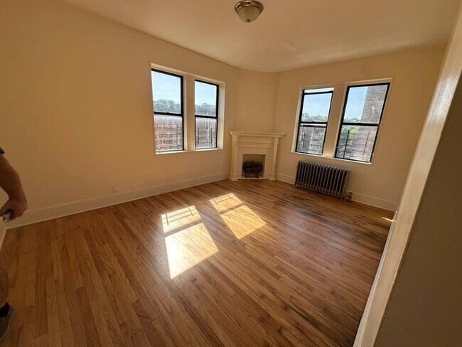 Building Photo - 497 Van Cortlandt Park Ave