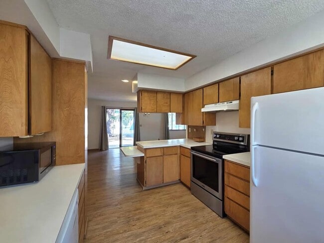 Building Photo - Large 4 Bedroom 2 Bath in Quaint Waterville