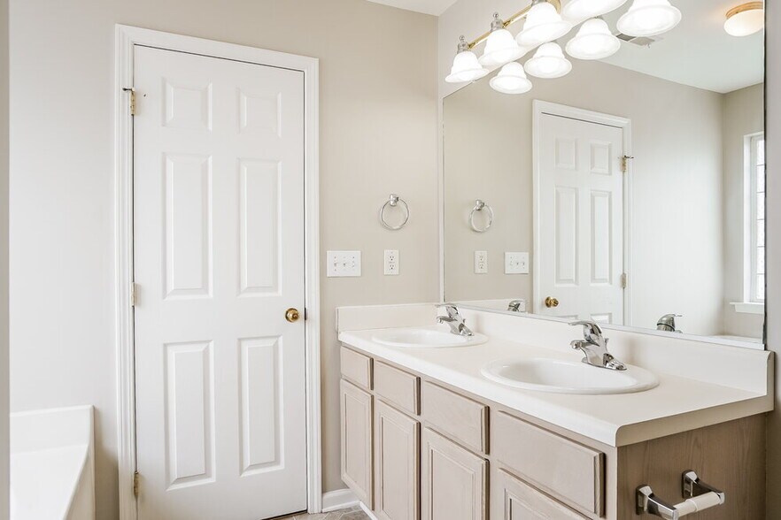 Building Photo - 5405 Kissimmee Ln