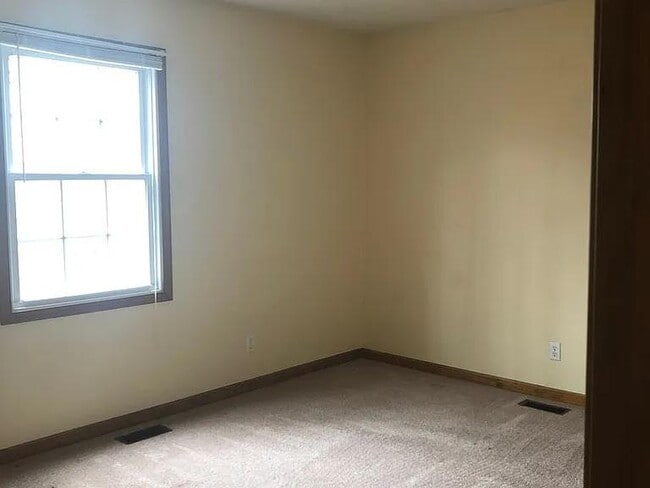Building Photo - 118 Lily Dr