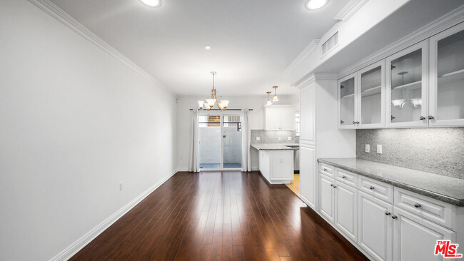 Building Photo - 1529 S Beverly Dr