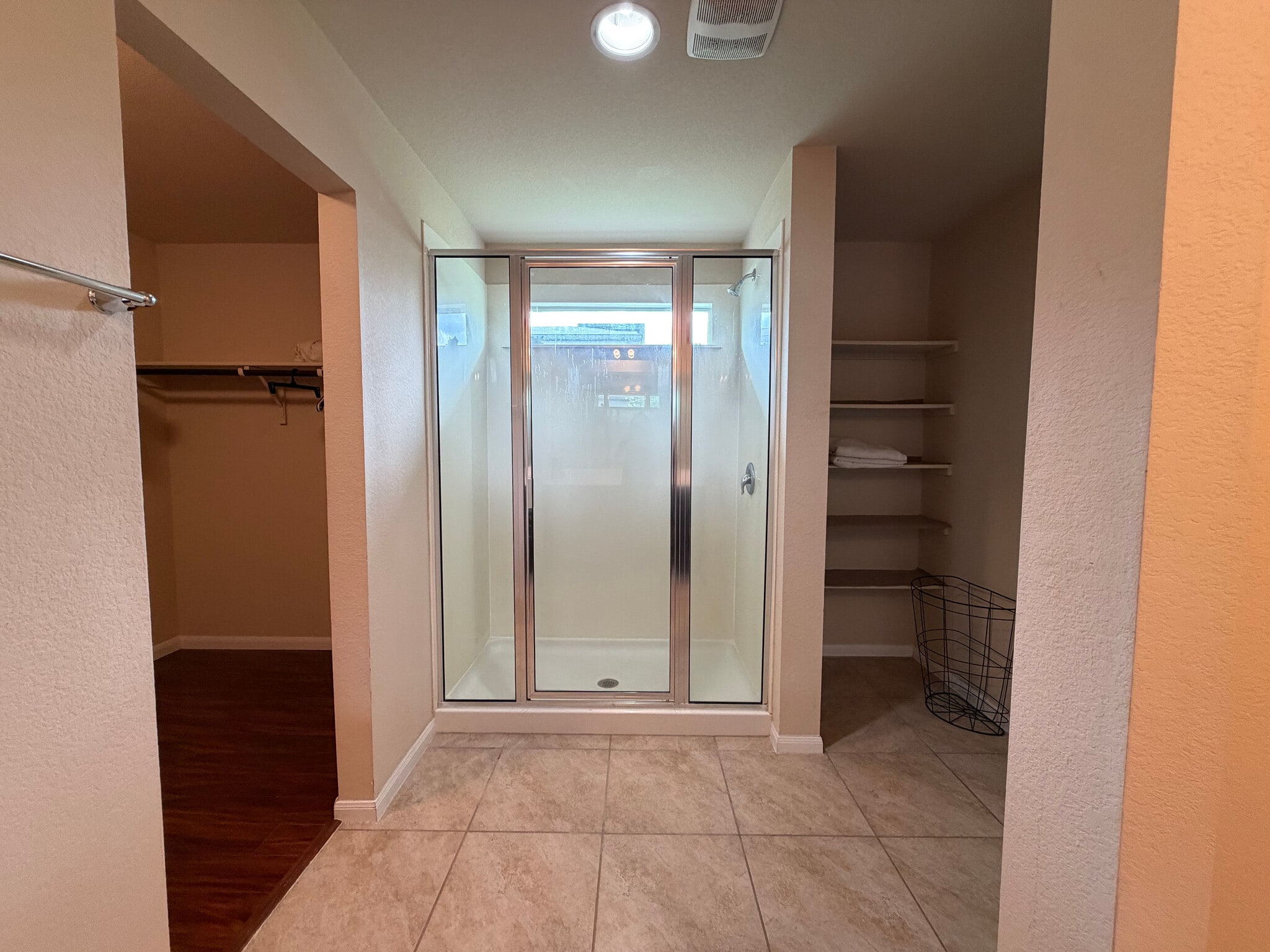 Building Photo - Room in Single Family Home on Bettylou Ln
