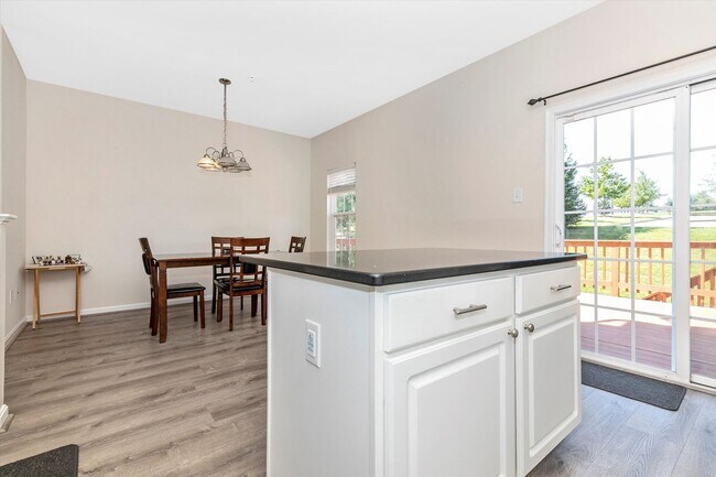 Building Photo - Twin Arch