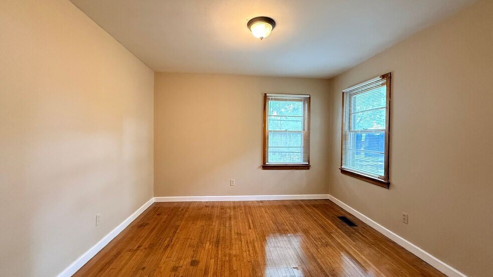 Building Photo - 1002 Evins St