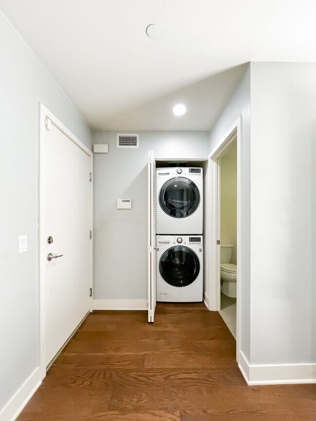 Building Photo - Spacious Light-Flooded 3-Story Silver Lake...