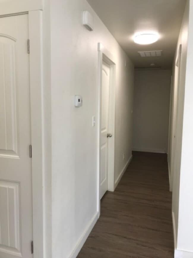 Building Photo - 584 Monroe St