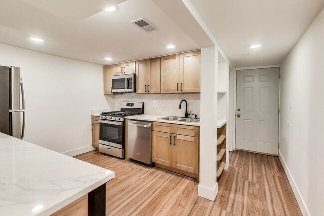 Building Photo - 2704 N Sacramento Ave