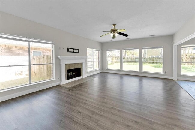 Building Photo - 15614 Lago Villa Dr