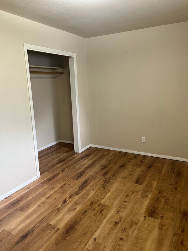 Building Photo - BROOKSTON...2 Bedroom 1 Bath