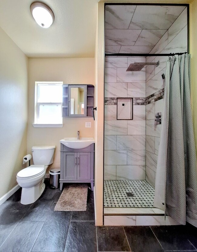 Building Photo - 682 S Genevieve Ln