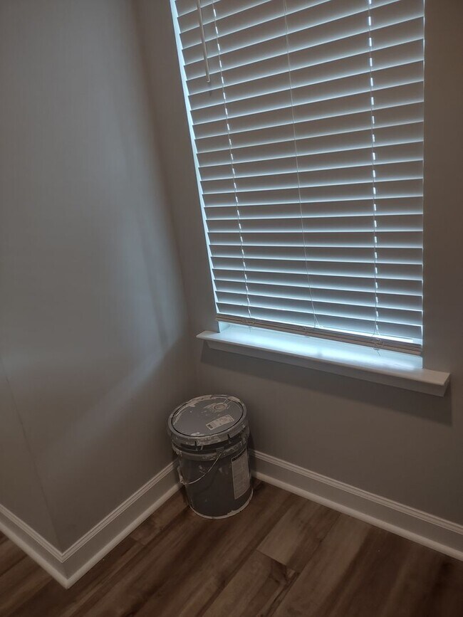 Building Photo - ***HURRY!!  FREE RENT WITH A SEPTEMBER 202...