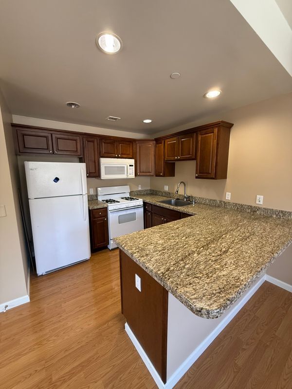 Building Photo - 1769 Los Feliz Dr