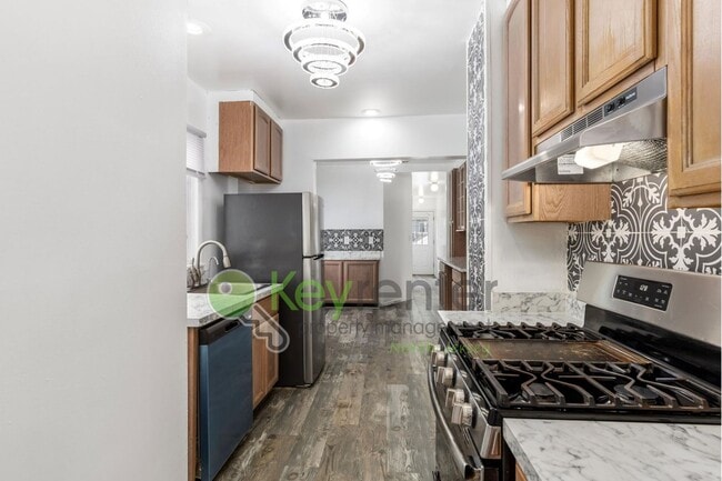 Building Photo - Spacious 3-Bed, 2-Bath First-Floor Unit wi...