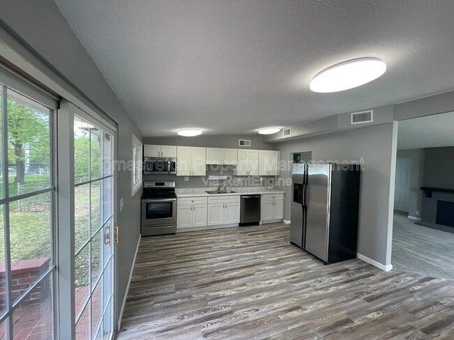 Primary Photo - 430 Holiday Hl