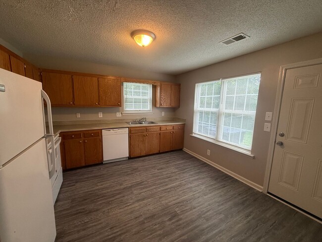 Building Photo - Spacious 2 Bedroom Duplex Near MTSU!
