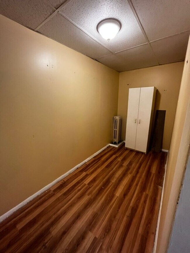 Building Photo - 4 bedroom 1.5 bath