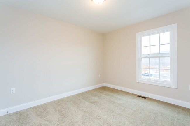 Building Photo - Townhouse for Rent in Crescent Ridge