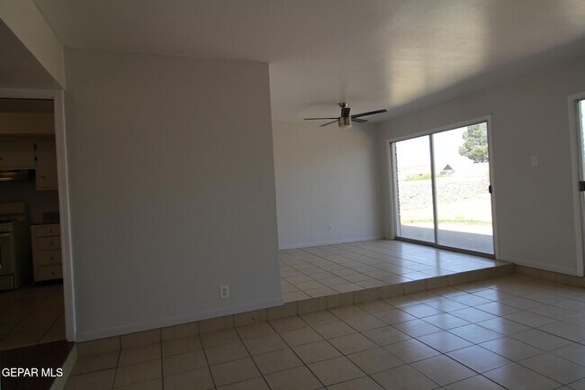 Building Photo - 317 Thunderbird Dr