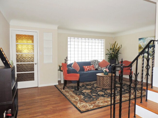 Building Photo - 3 Bed - 2 Full Bath Cape Cod for Rent in Euclid!