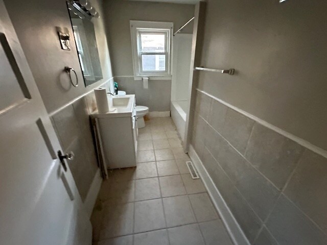 Main Bathroom w/tub & shower - 109 S 17th St