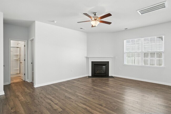 Building Photo - Stunning home, Move-in Ready!