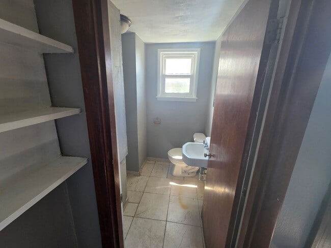 Building Photo - Nicely updated 1 BR