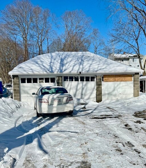 Building Photo - 164 Pleasant St