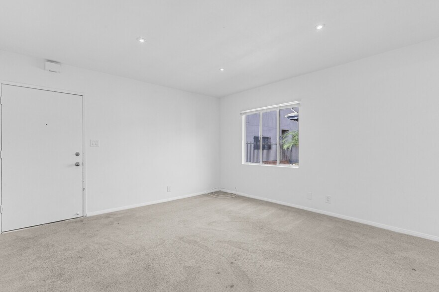 Building Photo - 536 Hyde Park Pl