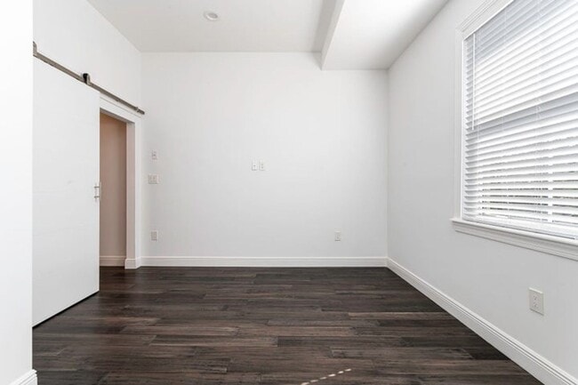 Building Photo - 1031 NE 13th Ave