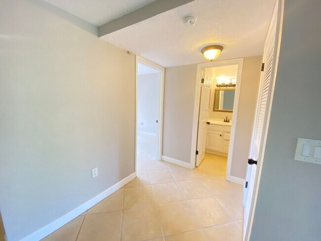 Building Photo - 1718 Gulfview Dr