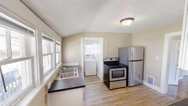 Building Photo - 716 Pearl St