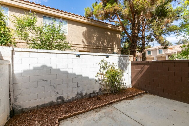 Building Photo - Freshly painted townhouse in Henderson wit...