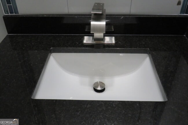 Building Photo - 2060 Bedford Ct