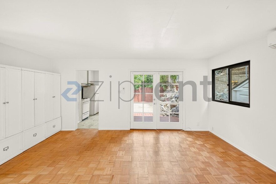 Building Photo - Unit