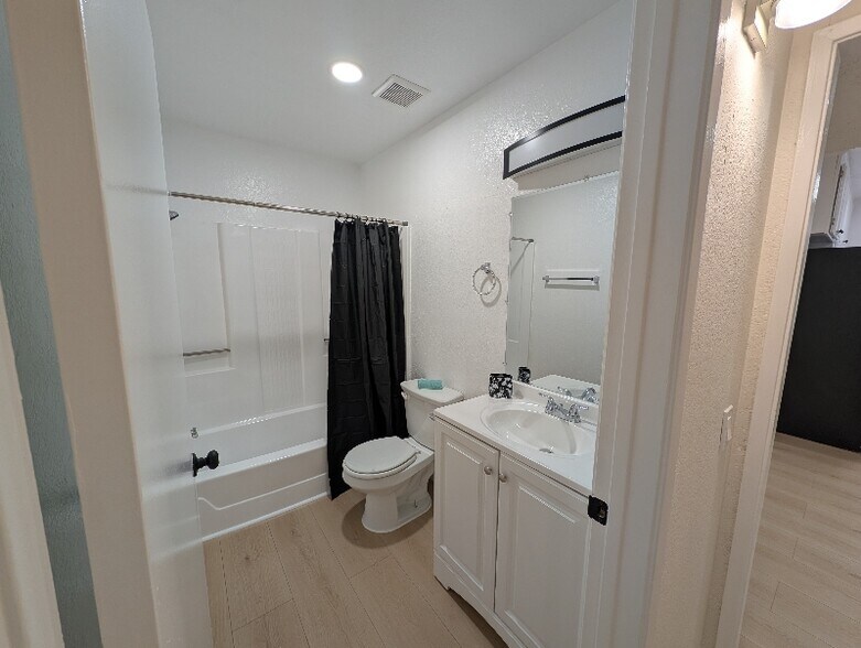 Building Photo - 11007 Hartsook St