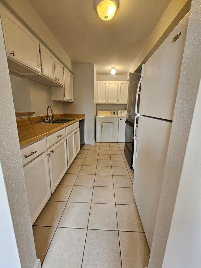 Building Photo - Serene 2 Bedroom 1 1/2 Bath Aurora Townhom...