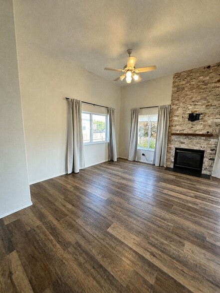 Building Photo - 154 SW Alder Ct