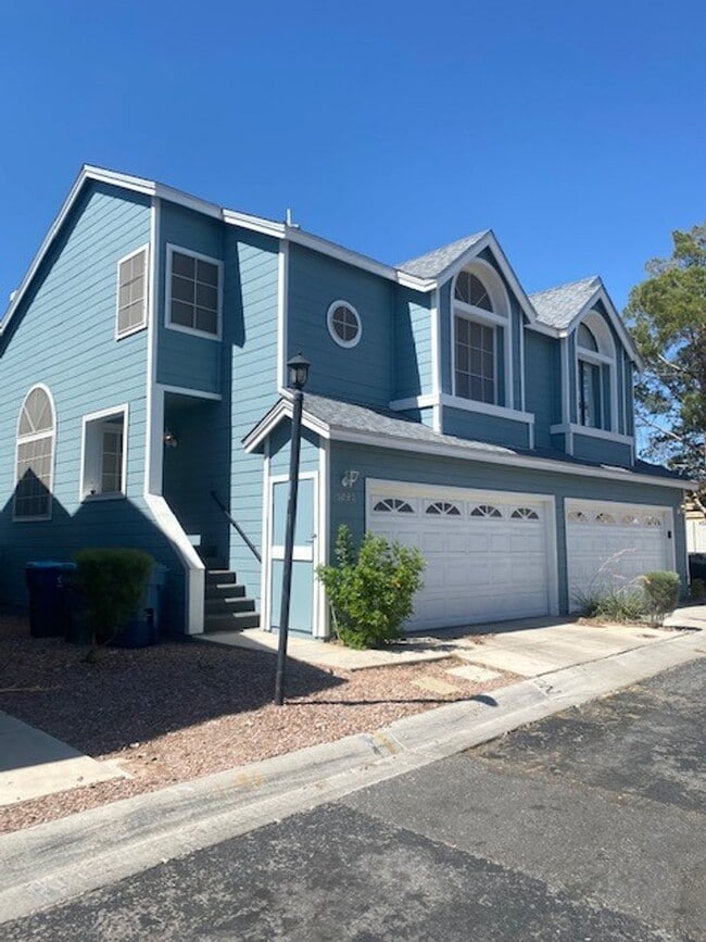 Building Photo - Stylish 2-Bed Townhome with Loft & Dual Pr...